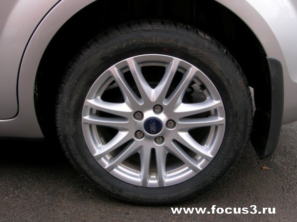Cедан Ford Focus, цвет - Moondust silver metallic