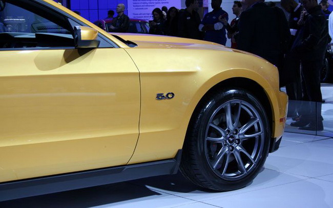 Золотой Ford Mustang GT