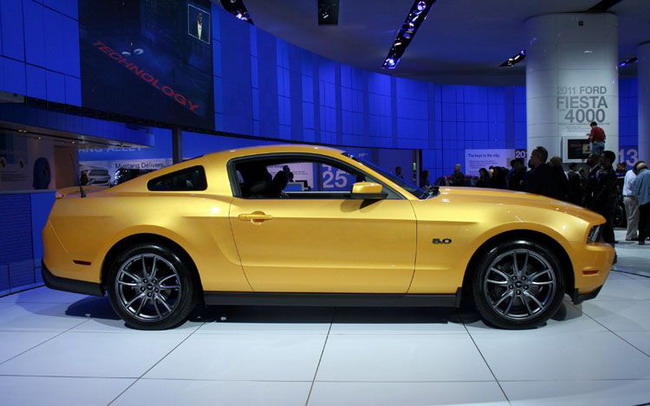 Золотой Ford Mustang GT