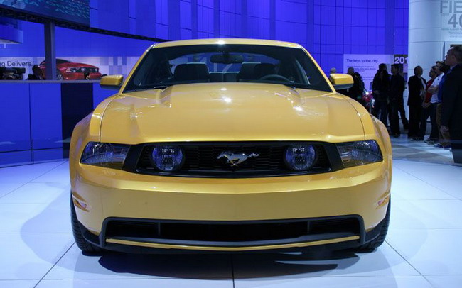 Золотой Ford Mustang GT