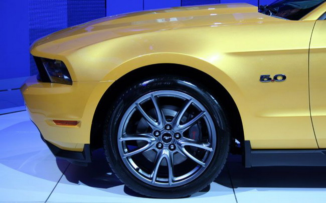 Р—РѕР»РѕС‚РѕР№ Ford Mustang